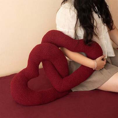 Cojín decorativo suave con forma de corazón entrelazado, ideal para San Valentín, fiestas y decoración del hogar.