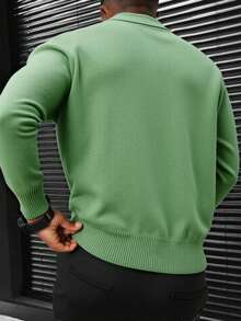 Suéter para hombre de manga larga con diseño moderno y cuello tipo polo, ideal para crear atuendos casuales y sofisticados. Prenda cómoda y versátil para lucir en reuniones, trabajo, salidas nocturnas o actividades cotidianas, fácil de combinar con jeans, pantalones de vestir o joggers. Perfecto para quienes buscan estilo y elegancia sin renunciar al confort, aportando personalidad y presencia en cualquier ocasión. - Verde Claro - Ver 2