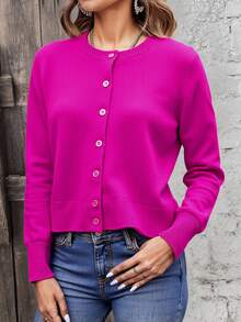 Cárdigan corto para mujer, con diseño clásico de botones frontales y manga larga, ideal para lograr combinaciones elegantes y casuales en cualquier temporada. Prenda versátil y cómoda para usar en reuniones, oficina o salidas diarias, perfecta para complementar tu estilo y resaltar tu personalidad. Fácil de combinar con jeans, faldas o pantalones, brindando un toque moderno y sofisticado a tu guardarropa. - Rosa Fucsia - Ver 1