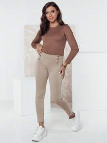 Pantaloni da donna a vita alta con bottoni decorativi, vestibilità slim che esalta la silhouette, pantaloni in cotone elasticizzato ed elegante con tasche posteriori, comodi leggings per look sia da giorno che da sera