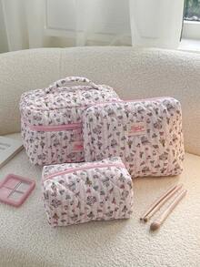 حقيبة مستحضرات تجميل مبطنة مزخرفة بالشريط والزهور الوردية، سعة كبيرة مع سحاب، منظم محمول للسفر للفوط الصحية والمفاتيح والهاتف والشاحن وأحمر الشفاه ومستحضرات التجميل والعطور وفرش المكياج، هدية مثالية للنساء والفتيات والطلاب في المناسبات والأعياد