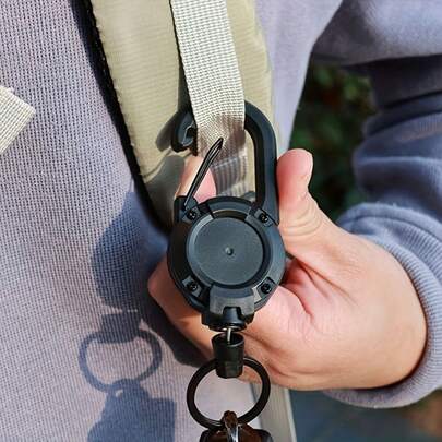 1 pieza Llavero retráctil con broche de metal y anillo de acero - Llavero negro ajustable, adecuado para tarjetas de identificación, llaves deportivas, accesorios para exteriores - Diseño duradero, cierre , llavero multifuncional, llavero moderno, broche de metal resistente, adecuado para actividades al aire libre, camping y artículos esenciales para el hogar, anti-pérdida para ir al trabajo, opción ideal para trabajadores de oficina, regalo perfecto para Halloween/Acción de Gracias/Navidad