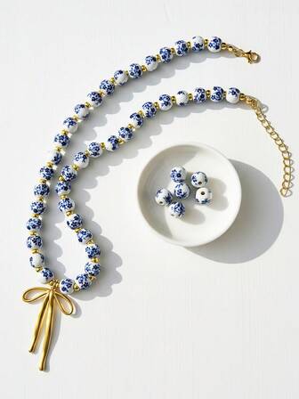 ZIRUISP Elegante collar de porcelana azul y blanca con cuentas, con patrones florales y colgante de lazo para mujeres, joyería de cerámica artesanal, accesorio versátil ideal para uso diario o como regalo