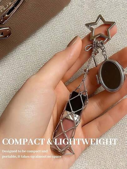 Porta-batom em aço inoxidável, estojo espelhado para batom com formato de coração e estrela vazada, chaveiro pequeno para batom com lantejoulas, chaveiro porta-batom, acessórios de moda para bolsas, itens essenciais de viagem, estojo para cosméticos, design moderno, acessórios brilhantes, decoração artificial, chaveiro, mini estojo de armazenamento