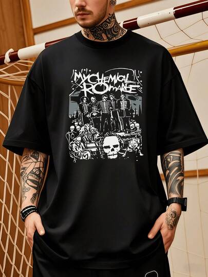 Grupo de esqueletos marchando en un escenario urbano con chaquetas militares representando la unión entre vida y muerte con un aire rebelde y artístico camiseta de hombre 100% algodón