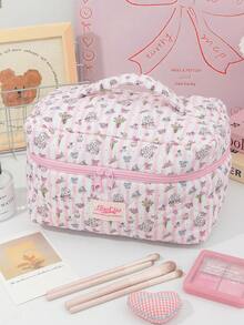 حقيبة مستحضرات تجميل مبطنة مزخرفة بالشريط والزهور الوردية، سعة كبيرة مع سحاب، منظم محمول للسفر للفوط الصحية والمفاتيح والهاتف والشاحن وأحمر الشفاه ومستحضرات التجميل والعطور وفرش المكياج، هدية مثالية للنساء والفتيات والطلاب في المناسبات والأعياد