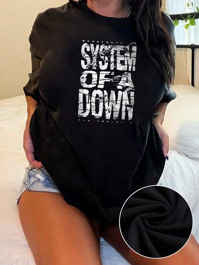 Gráfico con texto System Of A Down que representa energía rock y rebeldía juvenil transmitiendo actitud  personalidad fuerte ideal para fanáticas de la música alternativa camisetas de mujer 100% algodón suaves y cómodas para uso diario