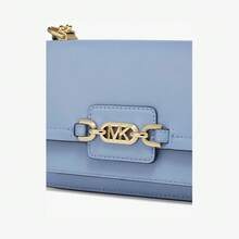 Michael Kors Geantă crossbody mică HEATHER, albastru deschis, 32S2G7HC0L457, design premium cu clapă din piele, cu logo MK îmbunătățit, accesorii aurii, interior spațios pentru ruj și articole esențiale, curea elegantă cu lanț, ideală pentru ținute elegante