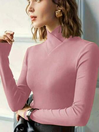 优雅纯色长袖高领修身T恤，适合春秋季穿着