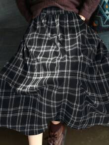 情人节春夏新款复古格纹半身裙，棕色高腰A字裙，中长款森林风百搭半身裙，修身显瘦，遮臀效果极佳。采用复古格纹设计，透气亲肤，不易变形。适合工作和日常穿着，是提升春夏衣橱格调的百搭单品。