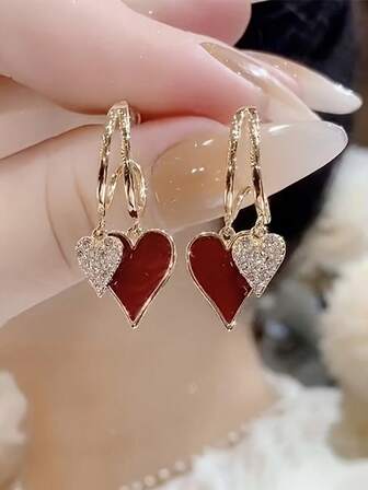 1 对复古心形吊坠耳环，百搭易戴，可搭配任何服装