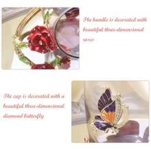 1 exquisita taza de té de cristal con esmalte rojo y asa dorada(Caja de regalo) - taza de café de vidrio resistente al calor, decorada con patrones de mariposas y flores, incluye cuchara y adornos - ideal para tomar jugo, leche y desayunar en casa o en la oficina - regalo perfecto para Navidad, Acción de Gracias, Día de San Valentín, adecuado para madres, maestros, amigos - taza de café de vidrio hecha a mano, ideal para el Día de la Madre, Navidad, cumpleaños, Día de San Valentín,Fabricada en vidrio grueso libre de plomo, resistente al calor y 100% no tóxico. ¡Una alternativa saludable al plástico. - Rojo - Ver 3