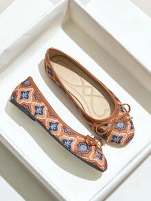 أحذية نسائية مسطحة، طراز صيني جديد كلاسيكي بني اللون بتصميم أصابع قدم مستديرة، بدون كعب، قاع ناعم ومريح، أحذية باليه، موديل جديد لخريف 2025