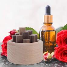 1 Stück Holz Ätherisches Öl Diffuser - Natürliches Tannenzapfen Design. Dieser kompakte zylindrische Diffuser benötigt keine Batterien und ist ideal für den Heimgebrauch, Feierlichkeiten, Partygeschenke, Büros, Autos, Schränke, Yoga-Studios und Spas. Perfekt für Schlafzimmer Dekoration, Wohndekoration, Diffusion ätherischer Öle und als Geschenk.