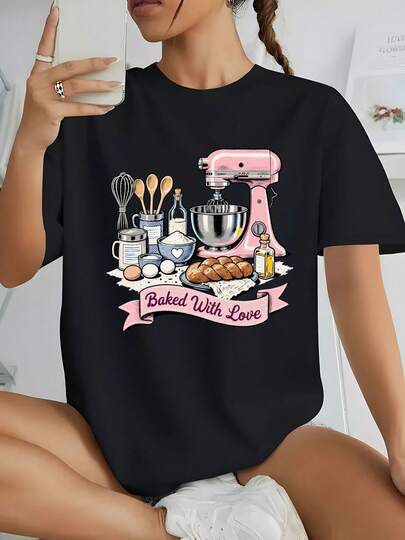 Camiseta gráfica para mujer con tema de horneado 'Baked with Love' - 100% suave y transpirable, corte relajado, cuello redondo, manga corta, con estampado de batidora rosa y cupcakes - Regalo ideal para panaderas, mamás, abuelas, foodies - Ropa casual para entusiastas de la repostería (A) 100% Algodón