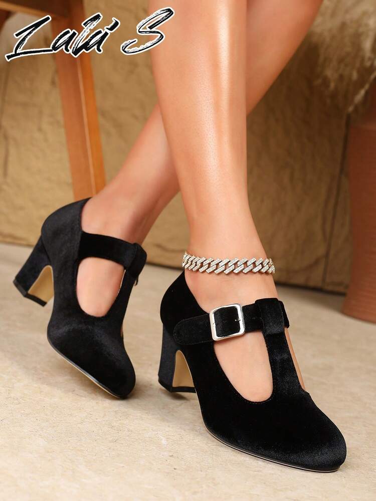 女士复古优雅天鹅绒圆头粗跟T字带镂空搭扣高跟玛丽珍鞋，适合派对/婚礼/办公室通勤/商务礼仪场合，春夏秋冬四季皆宜，黑色高跟鞋，可搭配连衣裙、芭蕾平底鞋、拉丁舞鞋，也适合万圣节和圣诞节穿着。 - 黑色 - 查看 3