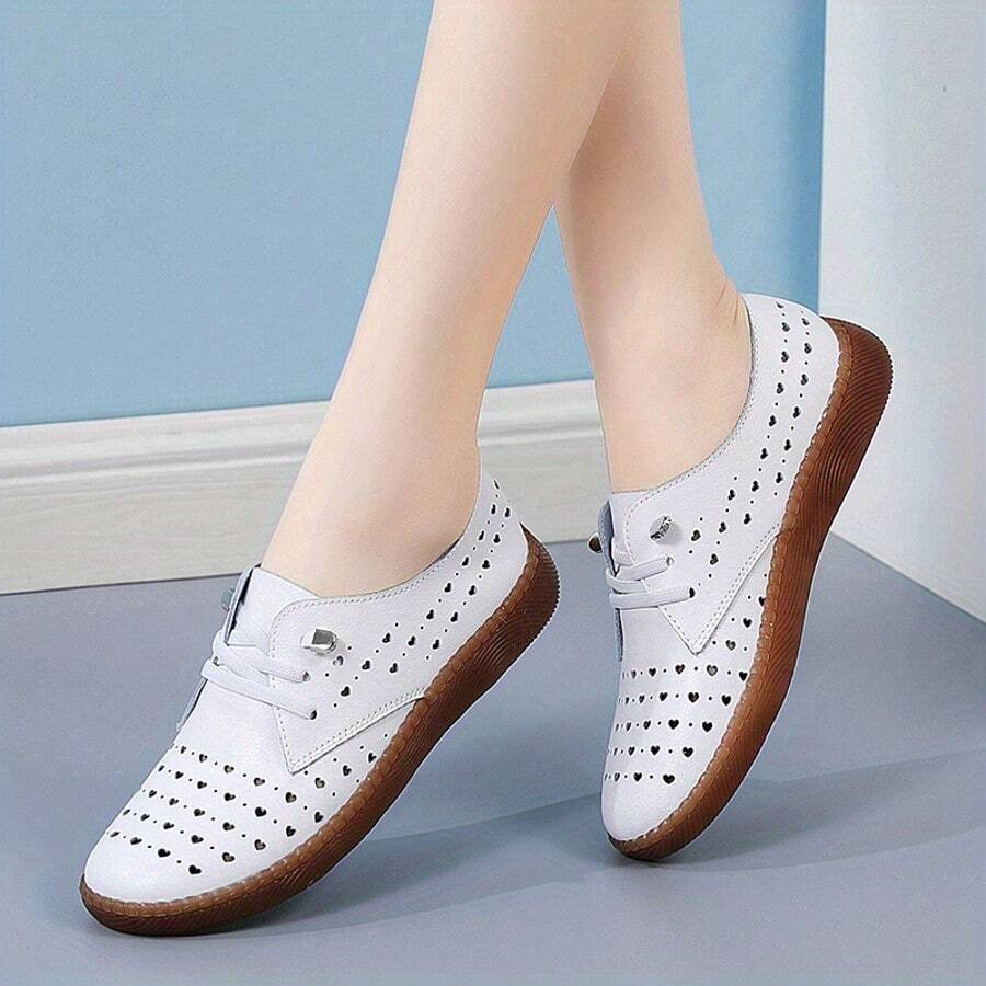 Zapatillas bajas transpirables con diseño calado para mujer, informales, sin cordones, con parte superior, interior y plantilla de microfibra de color liso para todo tipo de clima, suela de TPR. Calzado versátil para exteriores. - Blanco - Ver 1