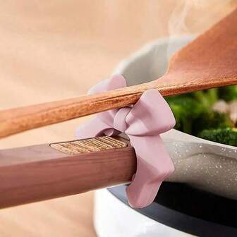 Descanso de colher e suporte para espátula em silicone premium em formato de laço - Design criativo antiderrapante com material resistente ao calor para organizar a bancada e o fogão da cozinha. Acessórios perfeitos para cozinhar, assar e manter os utensílios de cozinha organizados e elegantes.