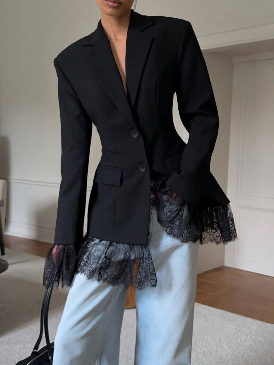 Áo khoác blazer nữ màu trơn, chất liệu vải dệt, có túi, phối ren và khuy cài ở eo, phù hợp cho công sở, hẹn hò buổi tối, các dịp trang trọng vào mùa thu/đông/xuân. Màu đen.