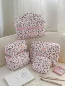 حقيبة مستحضرات تجميل مبطنة مزخرفة بالشريط والزهور الوردية، سعة كبيرة مع سحاب، منظم محمول للسفر للفوط الصحية والمفاتيح والهاتف والشاحن وأحمر الشفاه ومستحضرات التجميل والعطور وفرش المكياج، هدية مثالية للنساء والفتيات والطلاب في المناسبات والأعياد