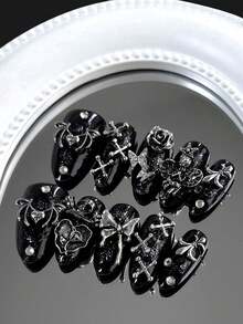 10 długich, migdałowych, nakładanych paznokci, ozdobionych metalowymi kokardkami w stylu dark punk halloween gothic, odpowiednich dla pracowników biurowych, studentów, imprezowiczek i osób dbających o paznokcie o każdej porze roku. W zestawie 1 żel żelowy i 1 pilnik do paznokci.