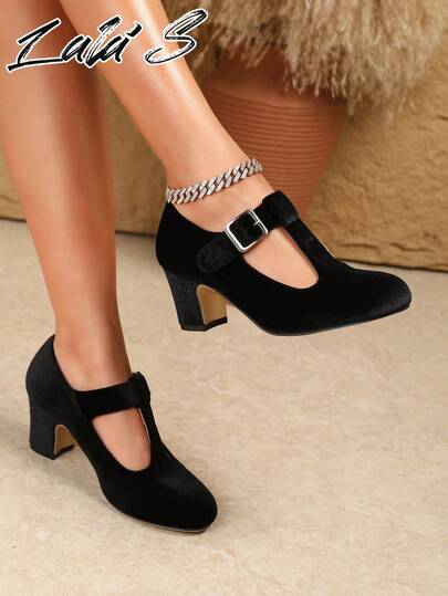 女士复古优雅天鹅绒圆头粗跟T字带镂空搭扣高跟玛丽珍鞋，适合派对/婚礼/办公室通勤/商务礼仪场合，春夏秋冬四季皆宜，黑色高跟鞋，可搭配连衣裙、芭蕾平底鞋、拉丁舞鞋，也适合万圣节和圣诞节穿着。