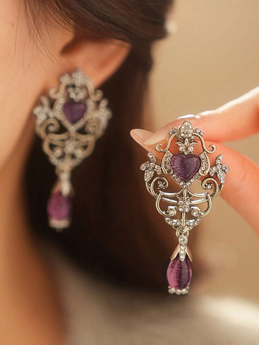 2 đôi bông tai rỗng hình trái tim và hoa đính đá lấp lánh, kiểu dáng sang trọng, phù hợp cho nữ giới đeo hàng ngày, dự tiệc, làm quà tặng cho bạn bè và người yêu vào các dịp lễ và kỷ niệm. - Nhiều màu - Xem 1