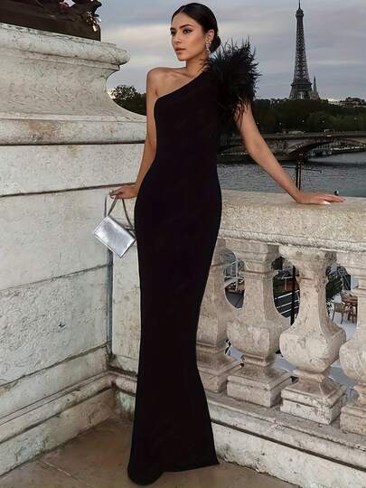 优雅单肩羽毛装饰晚礼服 - 修身长裙，侧开衩设计，适合婚礼、派对和正式场合