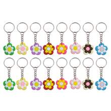 16个向日葵/雏菊造型钥匙扣PVC材质，可作包包挂件，适合节日派对、汽车装饰、包包挂饰、学校万圣节饰品、教师节礼物、送给朋友或姐妹的礼物创意