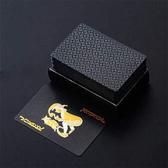 一套黑金格子防水哑光PVC扑克牌，耐用加硬防水牌组，适合情人节、感恩节、圣诞节、万圣节、新年庆祝活动。