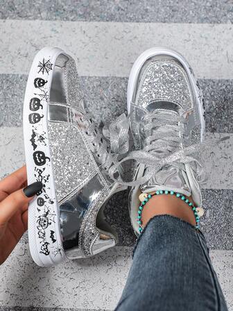 这款女士彩色银色亮片拼接派对舞鞋，休闲运动鞋融入了万圣节设计元素——南瓜、蜘蛛和蝙蝠涂鸦，适合万圣节和圣诞节派对、日常穿着以及作为礼物。男女皆宜的情侣鞋，也适合学生在校园穿着。
