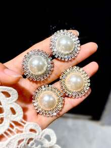 زوج من أقراط الأزياء الأوروبية والأمريكية الكلاسيكية المرصعة باللؤلؤ، أقراط حلقية فاخرة مبالغ فيها على طراز القصر للنساء