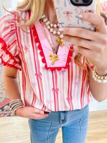 Sweet & Retro Summer Blouse: Featuring Pink Ric Rac Trim, Flirty Ruffle Sleeves, And A Charming Bow Tie, This V-Neck Stripe Shirt Is Pure Playful Charm For A Dazzling Summer. - 淺粉色 - 查看 10