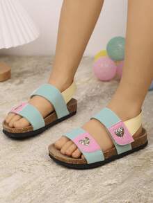 1双女童时尚平底凉鞋，彩虹装饰，时尚百搭，适合女孩户外、旅行、度假穿着