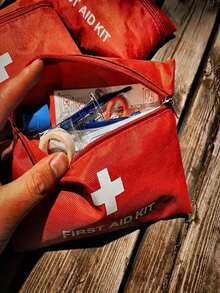 5 piezas/2 piezas Kit de primeros auxilios portátil de Cruz Roja, kit de emergencia para viajes, adecuado para el hogar, la oficina, exteriores, barco, camping, senderismo, para almacenar suministros básicos de primeros auxilios, hogar y campamento al aire libre, aventura, equipo de emergencia básico, portátil y duradero - Rojo - Ver 3