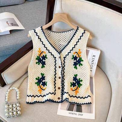 Colete feminino vintage de crochê sem mangas com decote em V vazado, bordado e fechamento com um botão.