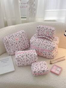 حقيبة مستحضرات تجميل مبطنة مزخرفة بالشريط والزهور الوردية، سعة كبيرة مع سحاب، منظم محمول للسفر للفوط الصحية والمفاتيح والهاتف والشاحن وأحمر الشفاه ومستحضرات التجميل والعطور وفرش المكياج، هدية مثالية للنساء والفتيات والطلاب في المناسبات والأعياد