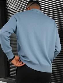 Suéter para hombre de manga larga con diseño moderno y cuello tipo polo, ideal para crear atuendos casuales y sofisticados. Prenda cómoda y versátil para lucir en reuniones, trabajo, salidas nocturnas o actividades cotidianas, fácil de combinar con jeans, pantalones de vestir o joggers. Perfecto para quienes buscan estilo y elegancia sin renunciar al confort, aportando personalidad y presencia en cualquier ocasión. - Azul - Ver 2