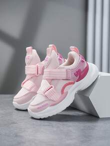 1双儿童女童透气网布运动鞋，鞋底柔软灵活，时尚百搭，可调节魔术贴搭扣，方便穿脱，适合日常穿着。