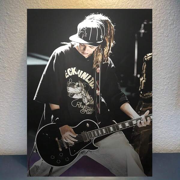 1 pieza Póster de la banda de rock Tokio Hotel - Fotografía en blanco y negro de una actuación en vivo del guitarrista, arte de pared monocromático y audaz, impresión de alta calidad en lienzo para decoración de dormitorio, sala de estar, oficina, cafetería
