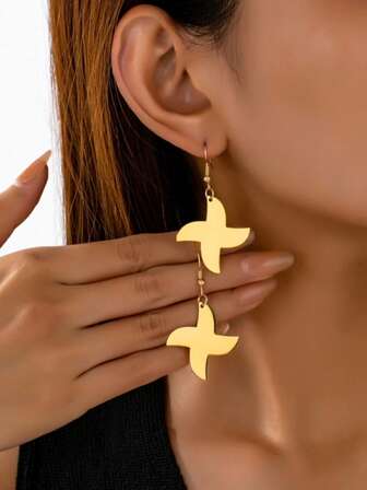 一对复古优雅不对称金色十字架吊坠耳环，百搭款式，适合女性休闲、工作或聚会佩戴。