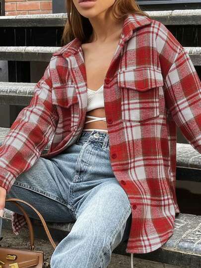 Ta swobodna, luźna, klasyczna koszula w kratkę z długim rękawem i kieszeniami zakrywa niedoskonałości i sprawia, że wyglądasz szczuplej, nie przejmując się kształtem sylwetki. Wzór w kratkę w stylu retro przyciąga wzrok. Można ją nosić samodzielnie lub w zestawach, co czyni ją niezwykle praktyczną. Nadaje się na różne okazje, takie jak codzienne wyjścia, randki, spotkania z siostrami i życie studenckie.