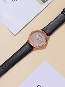 الساعة الواحدة هي حزام جلد اصطناعي (بي يو) أنيق ومريح للنساء، ساعة كوارتز للرجال والنساء، وساعة كاجوال للطلاب مناسبة للحفلات والمناسبات والأعراس والاستخدام اليومي. إنها أفضل هدية للنساء خلال موسم العودة إلى المدرسة وموسم التخرج وعيد الشكر.