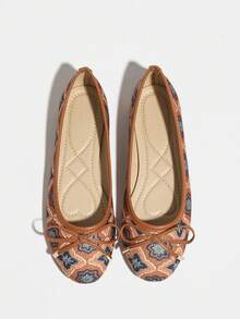 أحذية نسائية مسطحة، طراز صيني جديد كلاسيكي بني اللون بتصميم أصابع قدم مستديرة، بدون كعب، قاع ناعم ومريح، أحذية باليه، موديل جديد لخريف 2025