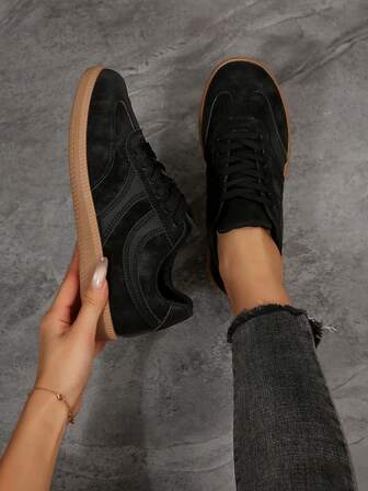 Scarpe nere da donna, sneaker in pelle con lacci di colore solido stile britannico, decorazione con fibbia, punta tonda, scarpe da skate basse, alla moda, traspiranti e antiscivolo, adatte per studenti