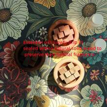 1 Stück Holz Ätherisches Öl Diffuser - Natürliches Tannenzapfen Design. Dieser kompakte zylindrische Diffuser benötigt keine Batterien und ist ideal für den Heimgebrauch, Feierlichkeiten, Partygeschenke, Büros, Autos, Schränke, Yoga-Studios und Spas. Perfekt für Schlafzimmer Dekoration, Wohndekoration, Diffusion ätherischer Öle und als Geschenk.