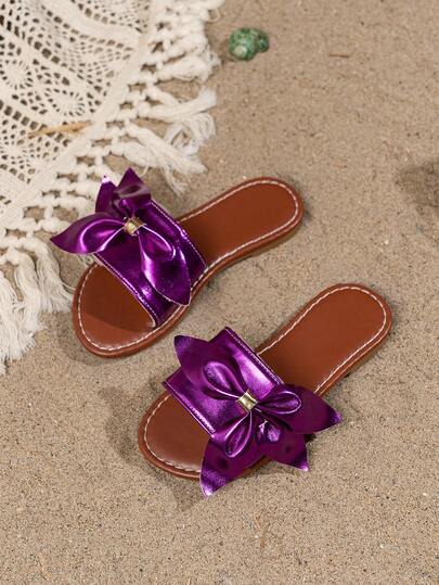 Un par de zapatillas casuales multiestilo para niños, de moda, cómodas y duraderas. Son una excelente opción para el uso diario, ir de compras, la vida en el campus y jugar en la playa, y se pueden combinar fácilmente con todo tipo de atuendos.