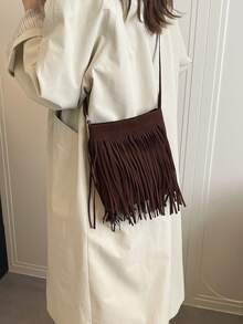 2025秋冬复古麂皮迷你流苏方包，配有可调节长肩带，这款小巧轻便的极简主义设计，是一款纯色柔软斜挎包。非常适合女性日常休闲穿着、通勤、工作、度假和学生使用。 - 咖啡 - 查看 4