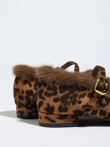 أحذية ماري جين نسائية ذات كعب متوسط مريحة للخارج، دافئة، مطبوعة بنمط نمر، ذات رأس مدبب وحزام إبزيم، كعب سميك، طراز جديد للشتاء