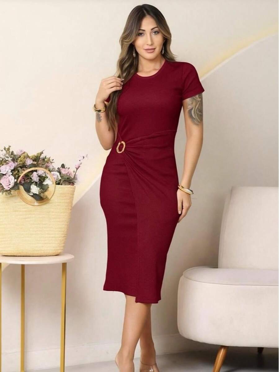 Vestido Midi Fenda Frontal  Feminina Manga Curta Canelado Com Modelagem  Ajustado Ao Corpo Fenda Frontal Discreta Detalhe De Argola Na Cintura